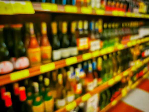 Gemak winkel planken interieur wazig achtergrond, Wazig Supermarkt planken. — Stockfoto