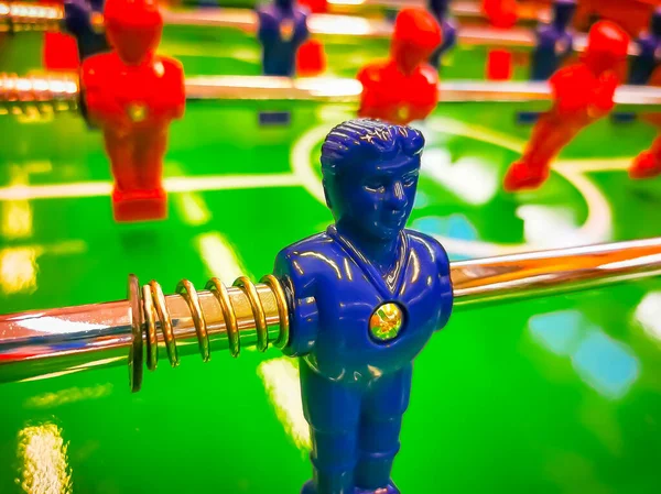 Foosball. Mesa com perspectiva de detalhes de jogadores vermelhos e azuis . — Fotografia de Stock
