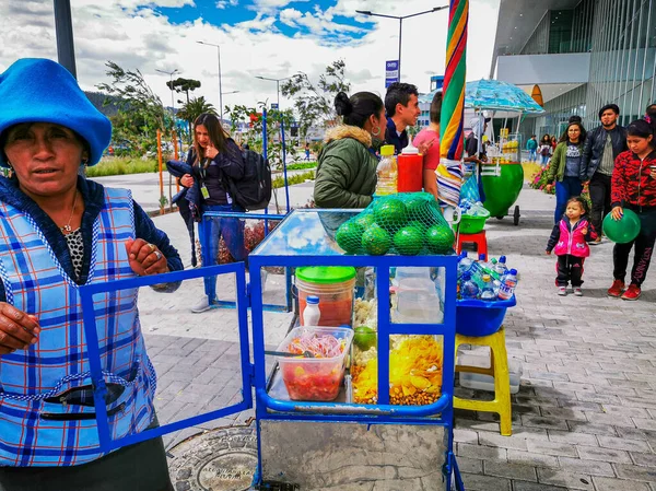 Quito, ECUADOR, 25 de octubre de 2019: Mujer vendedora ambulante en el centro de Quito helados y snacks . — Foto de Stock