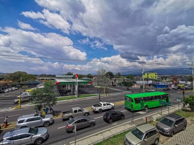 Tumbaco, Pichincha, Ekvador - 25 Ekim 2019: Quito kenti yakınlarındaki Tumbaco kasabasının merkez yolundaki Puma benzin istasyonu. 