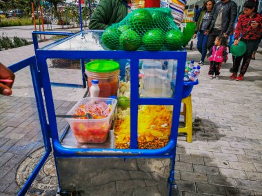 Quito, Ekvador, 25 Ekim 2019: Quito Dondurma ve Atıştırmalıklar Merkezi 'nde Kadın Sokak Satıcısı.