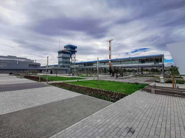Quito, Pichincha Équateur - 25 octobre 2019 : Centre d'événements du bicentenaire, au milieu de Quito près d'un aérodrome, Un centre de congrès . — Photo