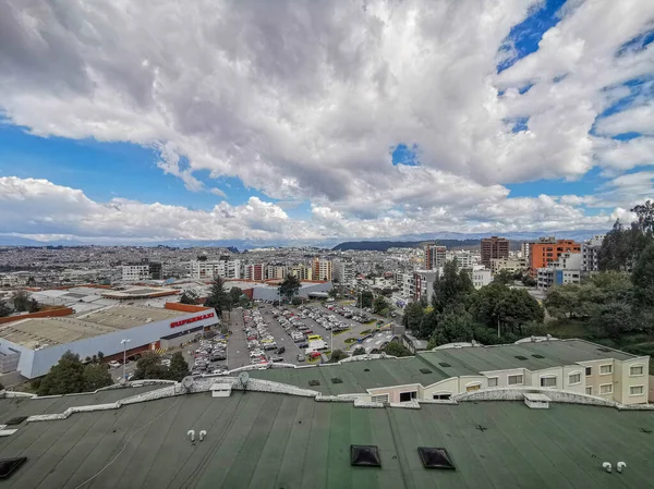 Панорама Кито, Эквадор от вулкана Пичинча . — стоковое фото