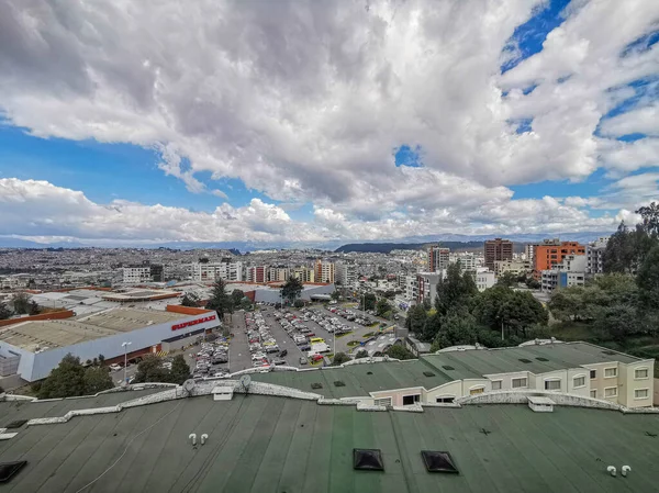 Panorama Quito, Ekvádor ze sopky Pichincha. — Stock fotografie