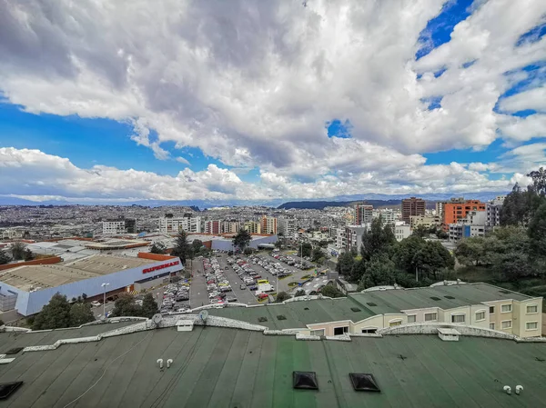 Panorama of Quito, Ecuador från vulkanen Pichincha. — Stockfoto