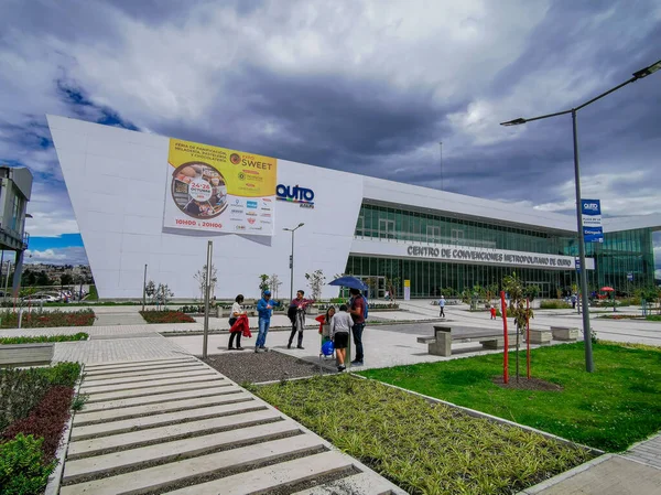 Quito, Pichincha Ecuador - 25 de octubre de 2019: Turistas no identificados en el Bicentennial Event Center, centro de Quito cerca de un aeródromo, Un centro de convenciones . — Foto de Stock