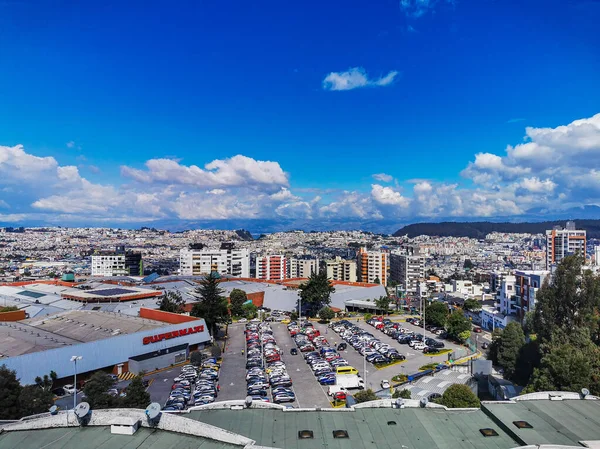 Panorama de Quito, Ecuador desde el Volcán Pichincha . —  Fotos de Stock