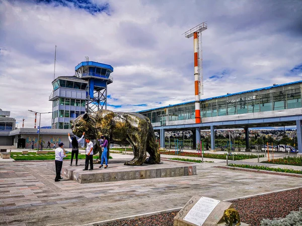 Quito, pichincha ecuador - 25. Oktober 2019: Unbekannte Touristen im zweihundertjährigen Veranstaltungszentrum, mitten in quito in der Nähe eines Flugplatzes, einem Kongresszentrum. — Stockfoto