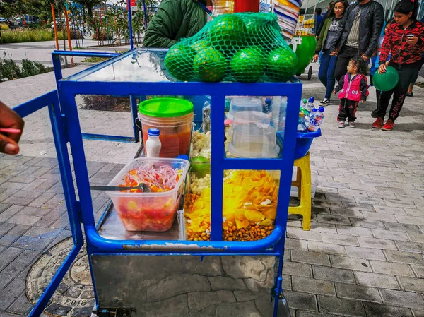 Quito, ecuador, 25. Oktober 2019: Straßenverkäuferin im Zentrum von quito-Eis und Snacks. — Stockfoto