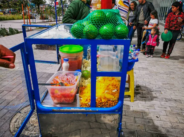 Quito, ECUADOR, 25 October 2019: Woman Street Vendor at Center of Quito ice cream and snacks. — Stock Photo, Image