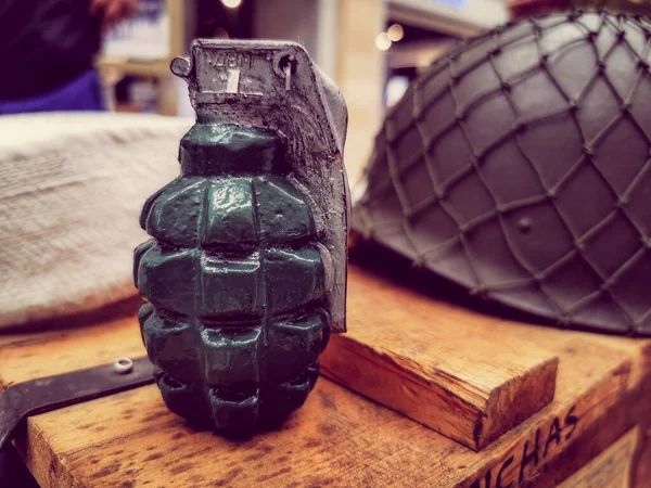 Крупный план ручной гранаты на коробках с армейскими принадлежностями . — стоковое фото