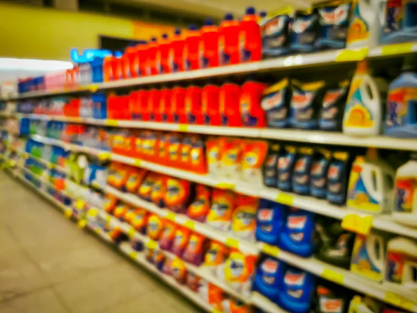 Gemak winkel planken interieur wazig achtergrond, Wazig Supermarkt planken. — Stockfoto