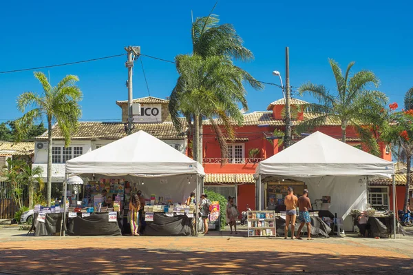 Buzios, Brasil - 24 de febrero de 2018: Las calles de Buzios están llenas de tiendas y los restaurantes son populares para que los turistas los visiten por la noche . — Foto de Stock