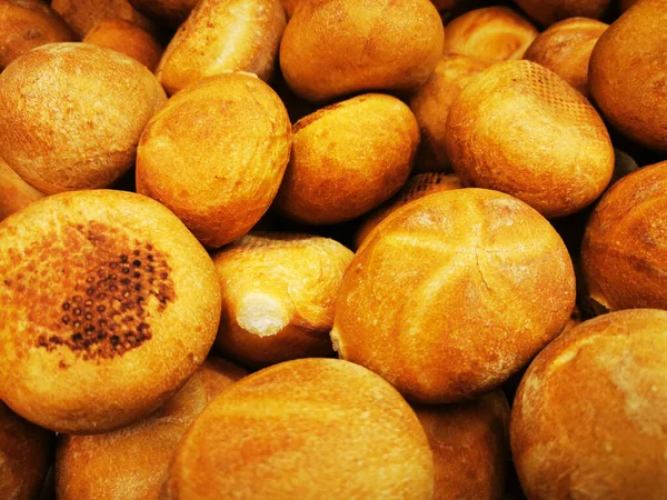 Pão fresco e perfumado na mesa. Conceito alimentar. — Fotografia de Stock