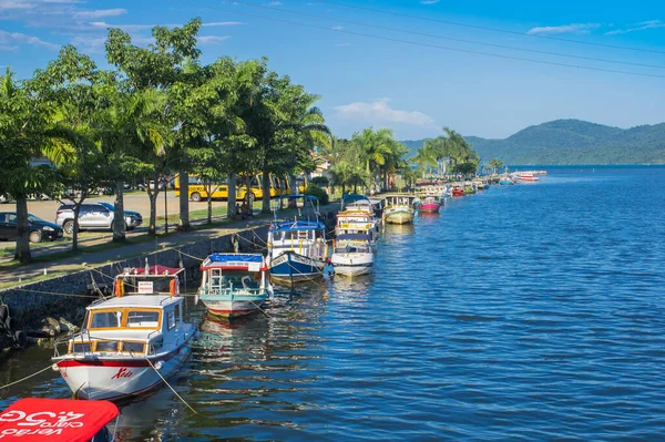 Straat van het historische centrum in Paraty, Rio de Janeiro, Brazilië. Paraty is een Portugese koloniale en Braziliaanse keizerlijke gemeente. — Stockfoto