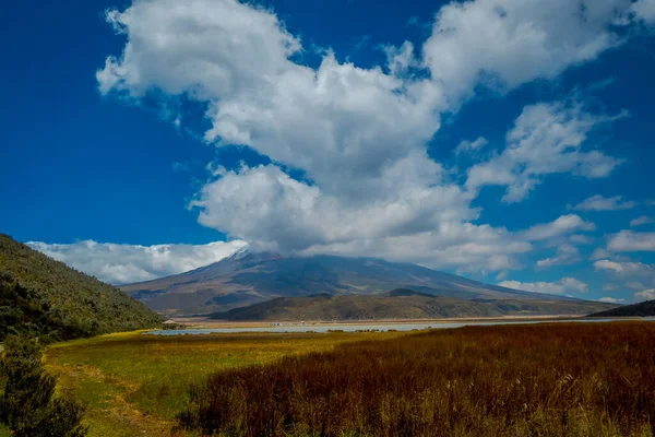 Cotopaxi National Park, Ecuador hem till Cotopaxi vulkanen — Stockfoto