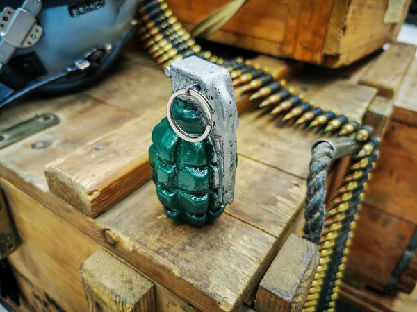 Vista de cerca de granada de mano en cajas de suministros del ejército . —  Fotos de Stock