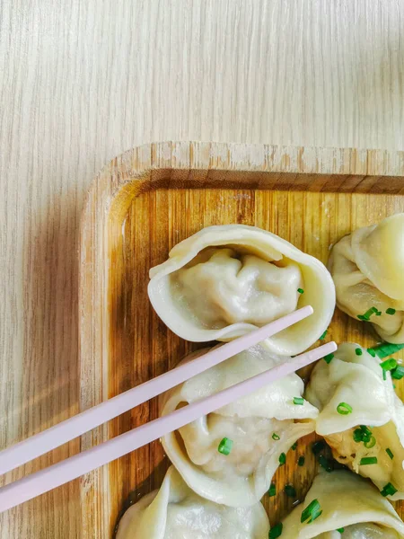 Dim sum aka dumplings, momo 's met stokjes — Stockfoto