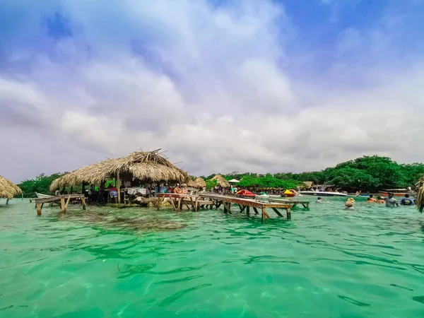 Ocean bar in Cholon beach. Места в бирюзово-голубом море на пляже Бару - Картахена в Колумбии — стоковое фото