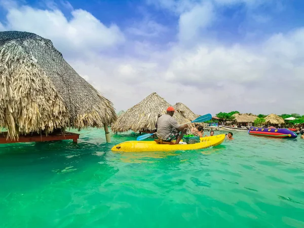 Baru, Cartagena, Kolumbia - 2019. november 09.: Ocean bar in Cholon beach. Trópusi kunyhóülések a türkiz kék tengerben a tengerparton — Stock Fotó