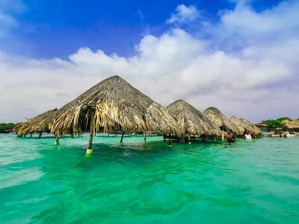 Ocean bar na plaży Cholon. Tropikalne miejsca w domku w turkusowym błękitnym morzu na plaży przy Baru - Cartagena w Kolumbii — Zdjęcie stockowe