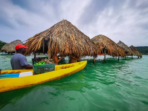 BARU, CARTAGENA, COLOMBIA - 09 DE NOVIEMBRE DE 2019: Ocean bar in Cholon beach. Cabaña tropical asientos dentro de mar azul turquesa en la playa — Foto de Stock