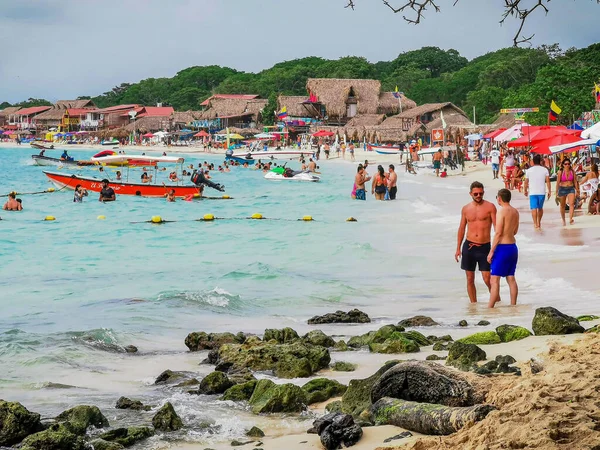 Baru, Cartagena, Colombia - 9 november 2019: Utsikt över paradisstranden med turister från Playa Blanca på ön Baru vid Cartagena i Colombia. — Stockfoto