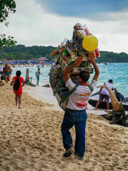 バル,カルタヘナ,コロンビア- 2019年11月9日:コロンビアのカルタヘナによる島バルのプラヤブランカの観光客とのパラダイスビーチでの眺め. — ストック写真