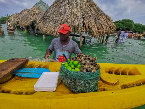 BARU, CARTAGENA, COLOMBIA - 09 DE NOVIEMBRE DE 2019: Ocean bar in Cholon beach. Cabaña tropical asientos dentro de mar azul turquesa en la playa — Foto de Stock