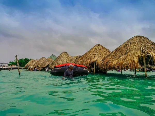 Океанський бар на пляжі Чолон. Тропічна хатина сидить у бірюзовому синьому морі на пляжі біля Бару - Картахени (Колумбія). — стокове фото