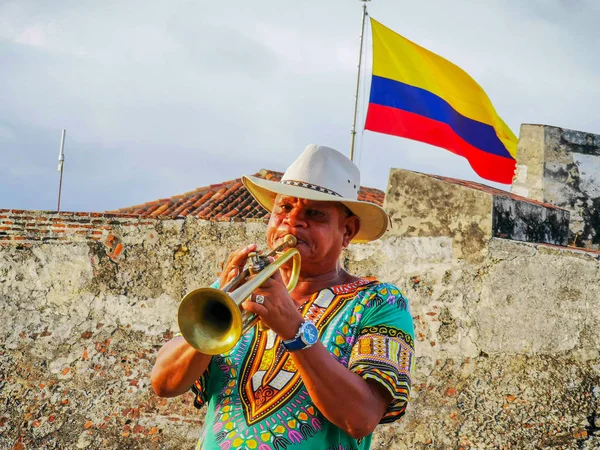 CARTAGENA, COLOMBIA - 05 NOVEMBRE 2019: Trombettista al castello di Castillo de San Felipe de Barajas a Cartagena de Indias, Colombia . — Foto Stock