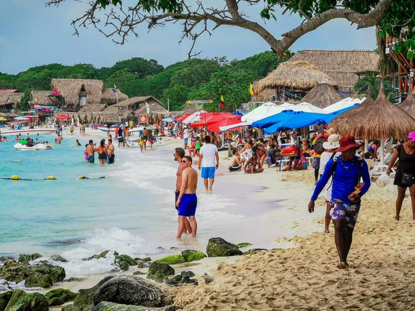 Baru, Cartagena, Colombia - 9 november 2019: Utsikt över paradisstranden med turister från Playa Blanca på ön Baru vid Cartagena i Colombia. — Stockfoto