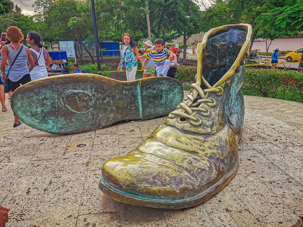 Скульптура старих чобіт у Картахені (Колумбія). — стокове фото