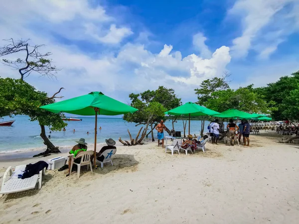 BARU, CARTAGENA, COLOMBIA - 09 DE NOVIEMBRE DE 2019: Vista sobre la playa paradisíaca con turistas de Playa Blanca en Isla Baru por Cartagena en Colombia . — Foto de Stock