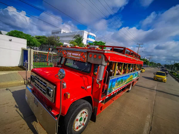 Cartagena, Kolumbien - 12. November 2019: Traditioneller Touristenbus, Chiva in Cartagena, Kolumbien. — Stockfoto