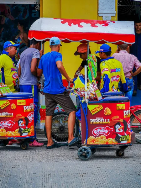 Cartagena, Colombia - 12 november 2019: Gatuförsäljare på gatorna i Getsemani i Cartagena, Colombia — Stockfoto