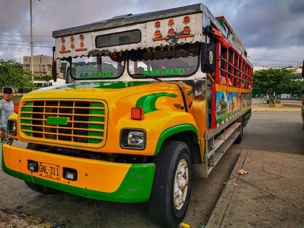 CARTAGENA, COLOMBIE - 12 NOVEMBRE 2019 : Bus Touristique Traditionnel, Chiva à Cartagena Colombie . — Photo