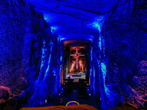 콜롬비아의 지파키라 - 2019 년 11 월 12 일: 200 미터 지하의 광산에서 지하 터널 안에 지어 진 지하 소금 대성당 지파키라. — 스톡 사진