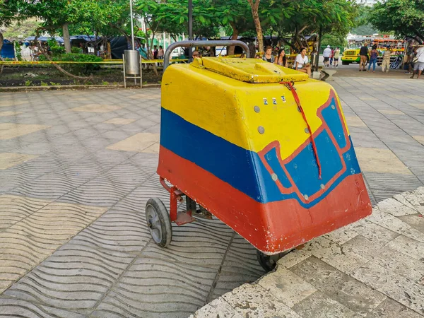 CARTAGENA, COLOMBIE - 12 NOVEMBRE 2019 : Crème glacée Vendeurs de rue dans les rues du quartier Getsemani de Cartagena, Colombie — Photo