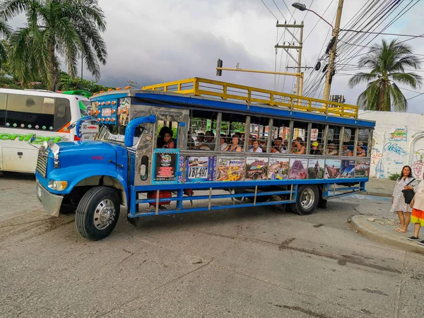 CARTAGENA, COLOMBIE - 12 NOVEMBRE 2019 : Bus Touristique Traditionnel, Chiva à Cartagena Colombie . — Photo