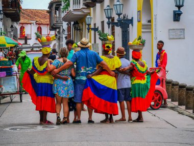 Cartagena, Kolombiya - 12 Kasım 2019: Unesco 'daki geleneksel giysili sokak satıcıları