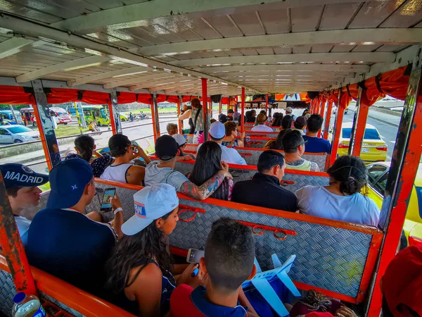 Cartagena, Colombia - 12 november 2019: Traditionele toeristische bus, Chiva in Cartagena Colombia. — Stockfoto