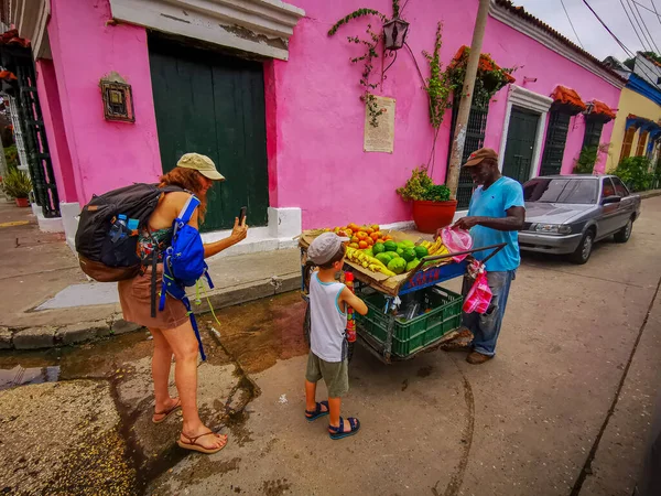 Cartagena, Kolumbia - 12 listopada 2019: Niezidentyfikowani turyści i sprzedawcy na ulicach dzielnicy Getsemani w Kartagenie, Kolumbia — Zdjęcie stockowe