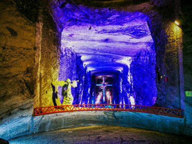 Zipaquira, Kolombiya - 12 Kasım 2019: Yeraltı Tuzu Katedrali Zipaquira 200 metre yeraltındaki bir madenden tünellere inşa edildi.