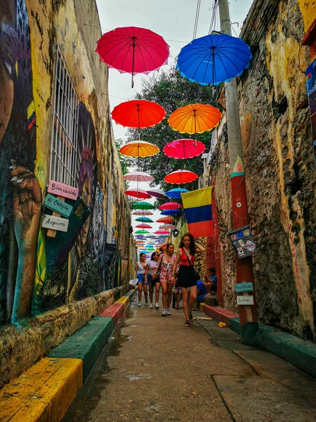 CARTAGENA, COLOMBIA - NOVEMBER 12, 2019: Unidentified tourists and vendors at the Streets of the Getsemani neighborhood of Cartagena, Colombia — Stock Photo, Image