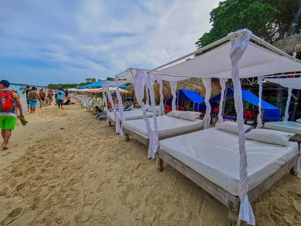 Baru, Cartagena, Colombia - November 09, 2019: Θέα στην παραλία του παραδείσου με τουρίστες από την Playa Blanca στο νησί Baru από την Cartagena στην Κολομβία. — Φωτογραφία Αρχείου