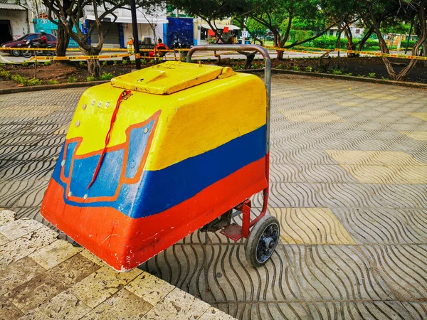 CARTAGENA, COLOMBIE - 12 NOVEMBRE 2019 : Crème glacée Vendeurs de rue dans les rues du quartier Getsemani de Cartagena, Colombie — Photo