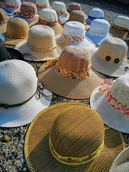 CARTAGENA, COLOMBIA - 12 DE NOVIEMBRE DE 2019: Sombreros de Panamá con el emblema de Cartagena utilizado por los turistas en Colombia —  Fotos de Stock