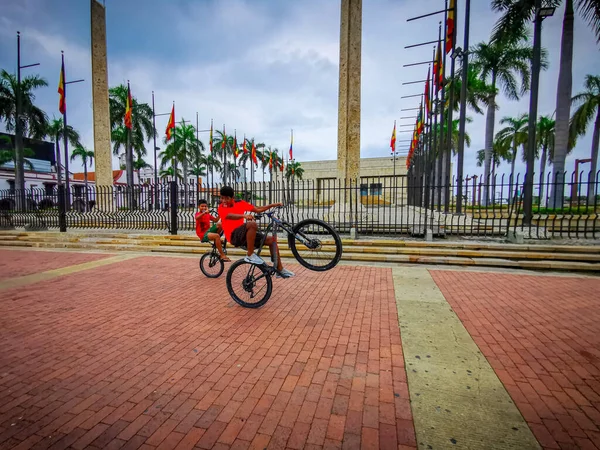 CARTAGENA, COLOMBIA - 12 DE NOVIEMBRE DE 2019: Vista de bicicletas haciendo wille en el Centro de Convenciones Julio Cesar Turbay Ayala Cartagena de Indias . —  Fotos de Stock