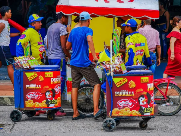 Cartagena, Colombia - 12 november 2019: Gatuförsäljare på gatorna i Getsemani i Cartagena, Colombia — Stockfoto